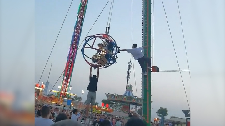 Đứt dây cáp, du khách bị treo lơ lửng giữa không trung