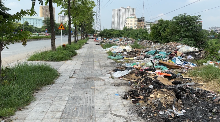 Rác bẩn tràn trên đại lộ nghìn tỷ ở Hà Nội