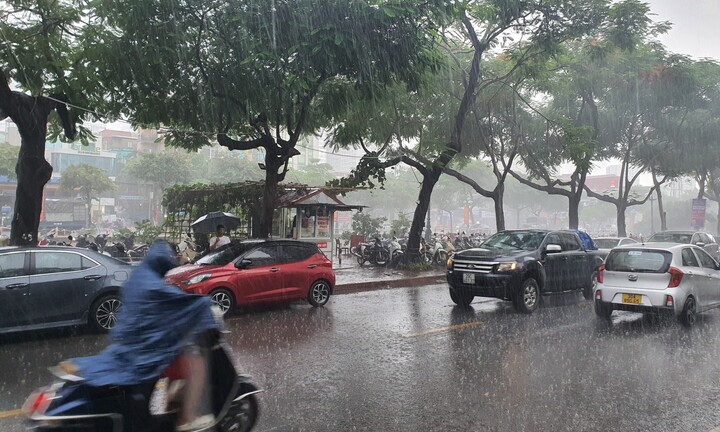 Tin mưa dông diện rộng ở Bắc Bộ từ chiều 14/8 và dự báo thời tiết Hà Nội 10 ngày