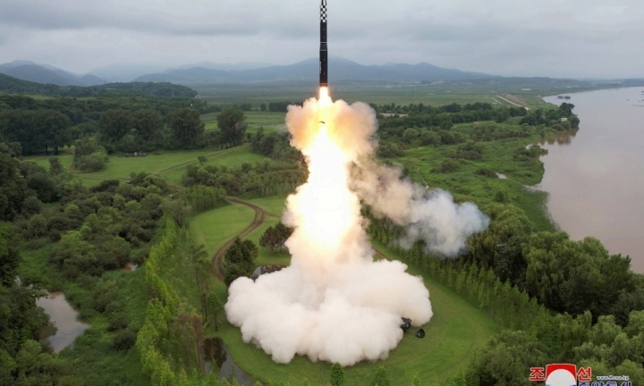 Ông Kim Jong-un kêu gọi tăng tốc sản xuất tên lửa