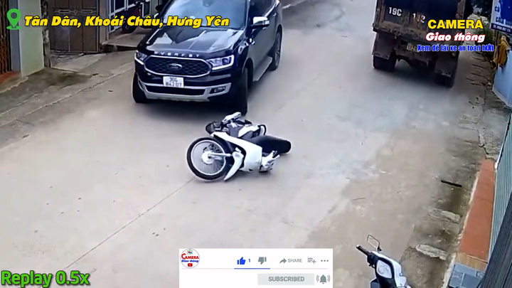 Tài xế ô tô đánh lái khó hiểu, kéo lê xe máy trên đường