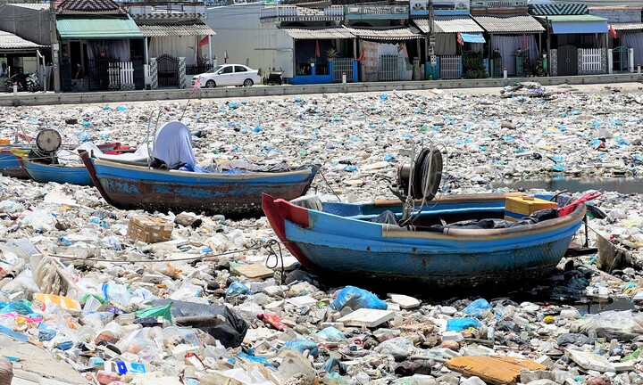 Nhà máy xử lý rác 'án binh bất động', đầm nước mặn Sa Huỳnh ngập trong 'biển' rác