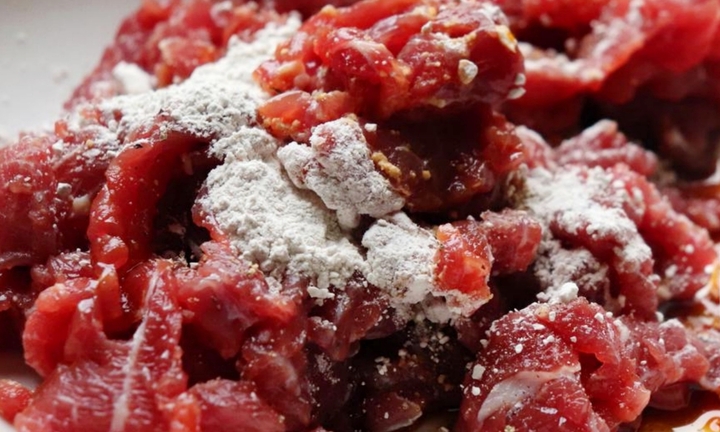 Vì sao không nên ướp thịt bò với muối? 