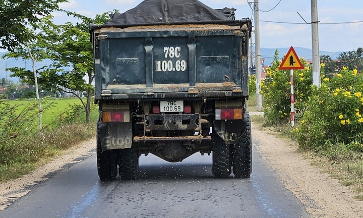 Xe chở cát đầy có ngọn ung dung chạy vào đường cấm tại Phú Yên