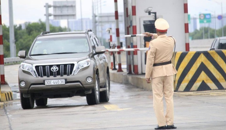 Cách giao tiếp khi bị cảnh sát giao thông dừng xe: 7 mẹo giúp bạn tự tin