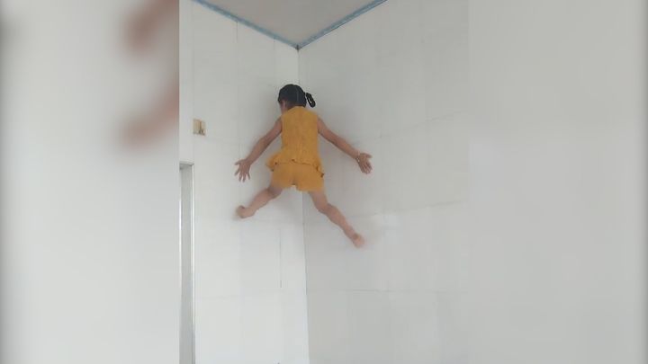 Bé gái 'người nhện' gây sửng sốt với màn leo tường bất chấp trọng lực