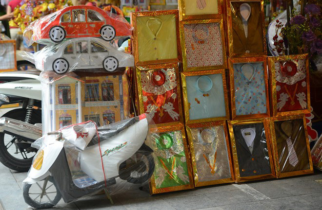 Tháng 'cô hồn' thường ế ẩm, những mặt hàng nào vẫn siêu hút khách?