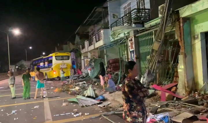 Xe khách tông vào 9 nhà dân ở Bình Thuận