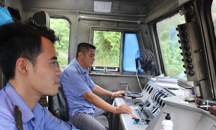 Lái tàu hỏa cần bằng gì?