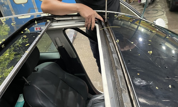 Mẹo xử lý xe bị dột vì hở cửa sổ trời