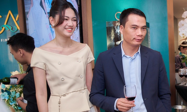 Á hậu Ngô Thanh Thanh Tú gây chú ý khi xuất hiện cùng chồng đại gia