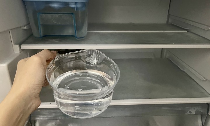 Vì sao nên để một bát nước trong tủ lạnh?