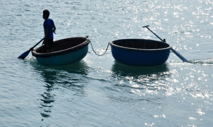 Lật thuyền thúng khi đang câu mực giữa biển, 2 người chết