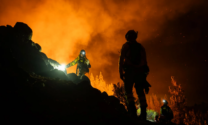 Người dân trên đảo Tenerife phải sơ tán do cháy rừng vượt kiểm soát