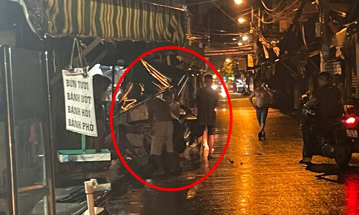 Bị đập ly bia vào mặt, người đàn ông đâm một người tử vong tại quán nhậu
