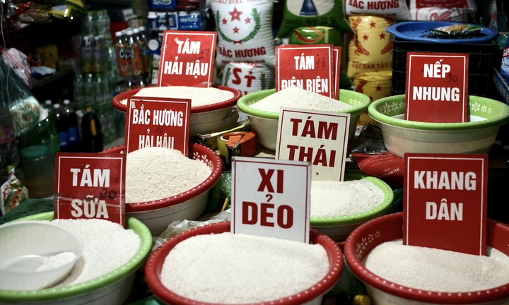 Giá gạo xuất khẩu Việt Nam vượt Thái Lan, giá bán lẻ trong nước tăng thêm 1.200 đồng/kg