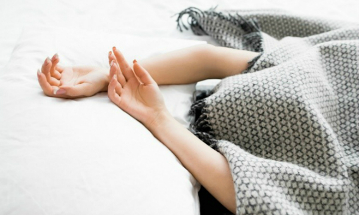 Có nên trùm chăn kín đầu khi ngủ?