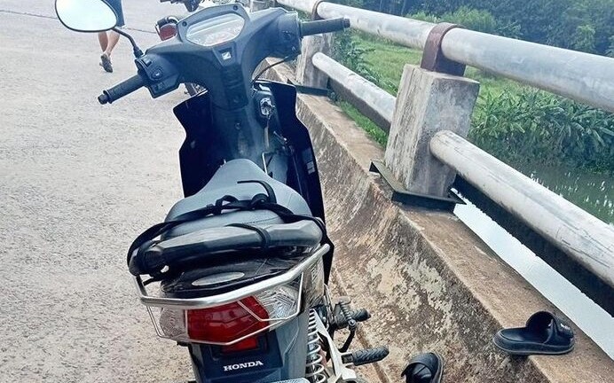 Một phụ nữ trẻ ở Quảng Bình để lại xe máy nhảy cầu tự tử