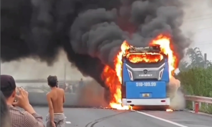 Một ngày, cháy 2 chiếc xe trên cao tốc Phan Thiết - Dầu Giây