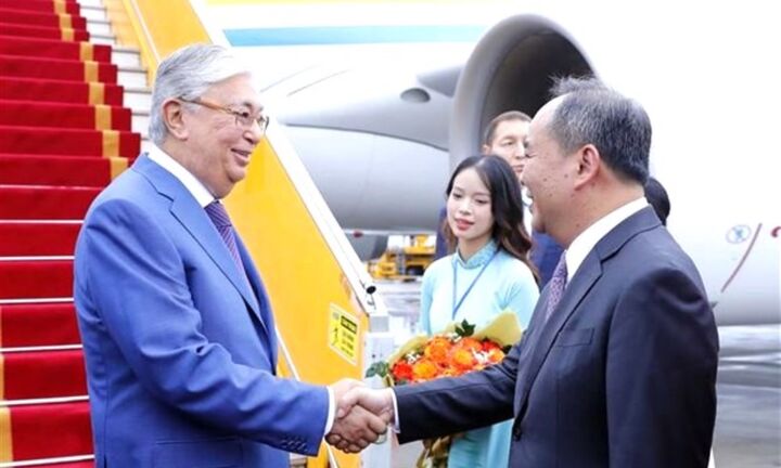 Tổng thống CH Kazakhstan đến Hà Nội, bắt đầu thăm chính thức Việt Nam