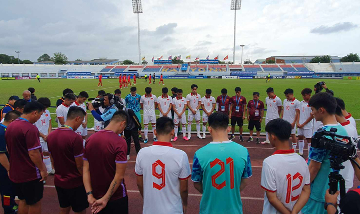 U23 Việt Nam mặc niệm 3 thành viên HAGL thiệt mạng trong vụ tai nạn kinh hoàng