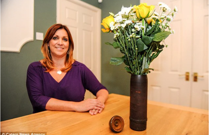 Đem bình sắt về cắm hoa, người phụ nữ tá hỏa khi biết sự thực về nó sau 30 năm