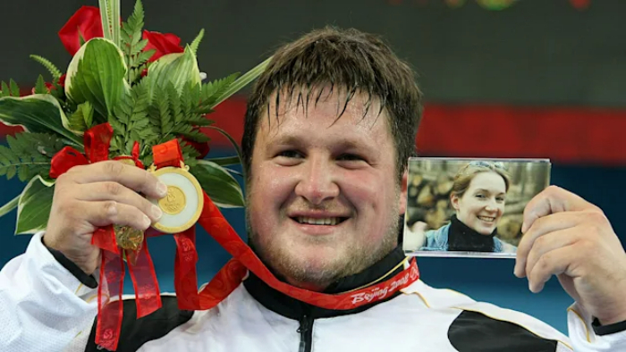 Rơi nước mắt chuyện VĐV cử tạ giành HCV Olympic tặng người vợ quá cố