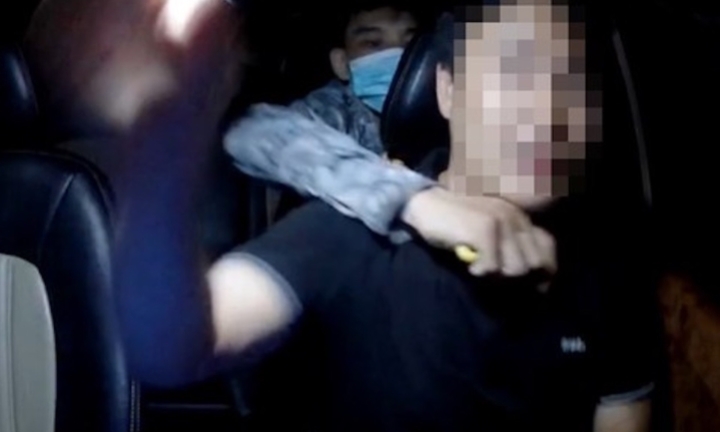 Giây phút tài xế taxi chống trả kẻ dùng dao cứa cổ 