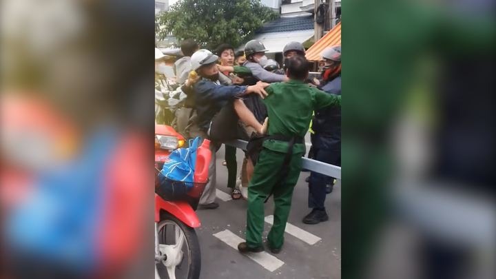 Bị nhắc nhở xếp hàng lên phà, nhóm đi mô tô lao vào đánh người 