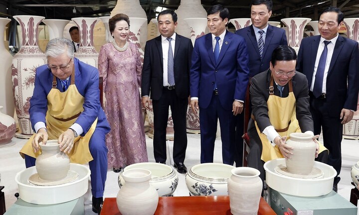 Chủ tịch nước và Tổng thống Kazakhstan thăm Công ty Gốm Chu Đậu