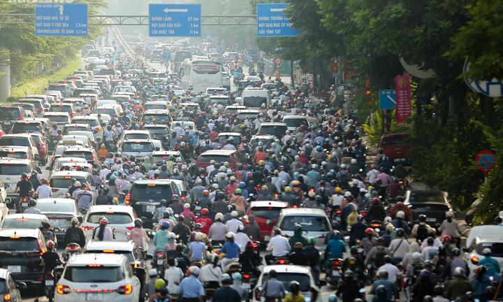 Chưa đến ngày khai giảng, đường phố Thủ đô ùn tắc khắp nẻo bất kể ngày đêm