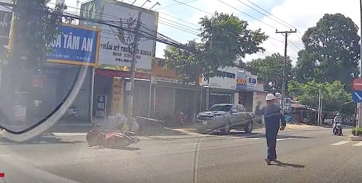 Người đàn ông 'dán' mắt vào điện thoại khi đi xe máy và cái kết