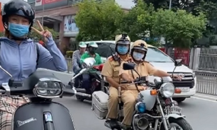 Cái kết 'méo mặt' của cô gái vừa lái xe vừa tạo dáng chụp ảnh 