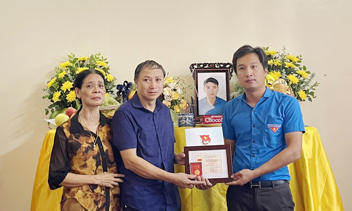 Cán bộ xã quên thân cứu người được trao huy hiệu 'Tuổi trẻ dũng cảm'