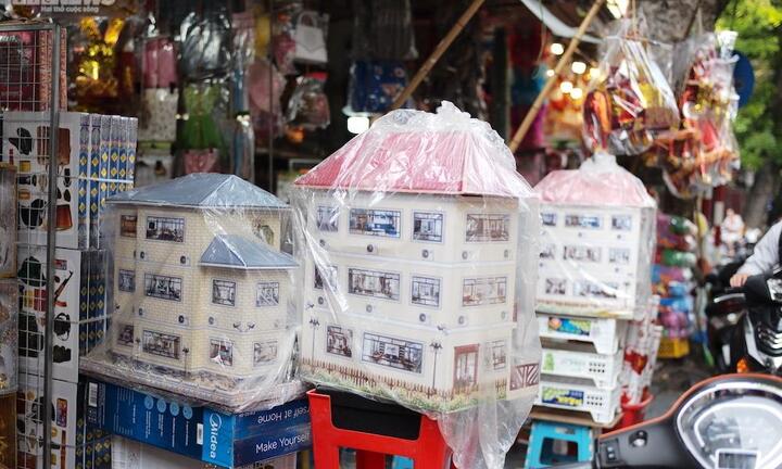 Đủ loại biệt thự có bể bơi, siêu xe 'sang chảnh' hàng mã đón Rằm tháng 7