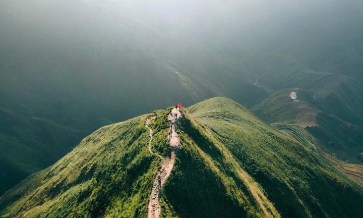 Săn mây trên 2 đoạn 'sống lưng khủng long' hùng vĩ, thách thức dân mê xê dịch