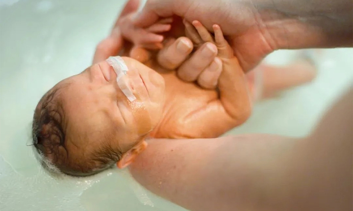 Mẹ ngất xỉu khi đang tắm cho con, em bé 7 tháng tuổi chết đuối