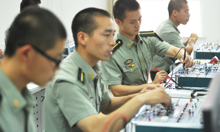 Học sinh Trung Quốc đua nhau thi vào trường quân sự