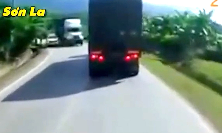 Xe con đỗ ngay khúc cua suýt gây hậu quả