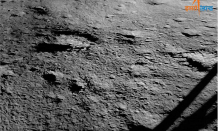 Bức ảnh đầu tiên về Mặt Trăng từ tàu vũ trụ Ấn Độ 