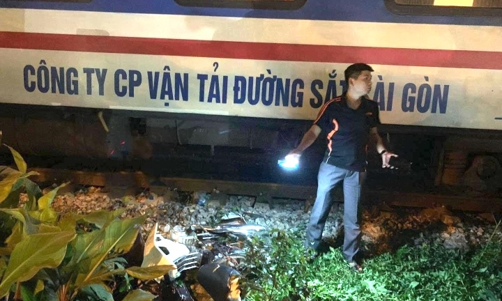 Hà Nội: Va chạm tàu hoả khi cố băng qua đường ray, hai người thương vong
