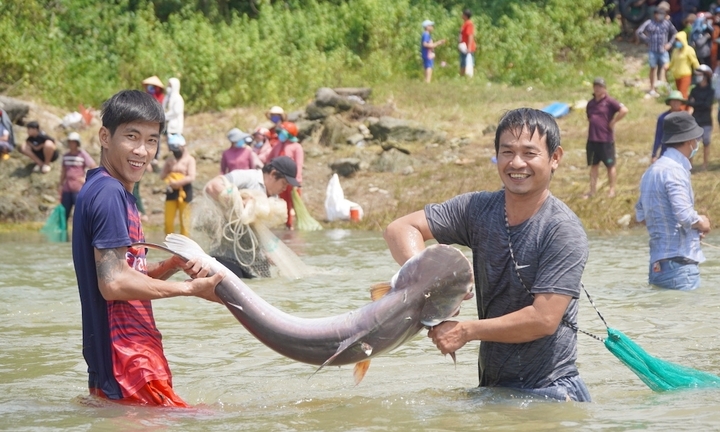 Người dân đổ xô vào thủy điện Trị An bắt cá ‘khủng’
