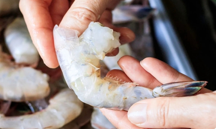 Cách lột vỏ tôm siêu nhanh và dễ dàng 