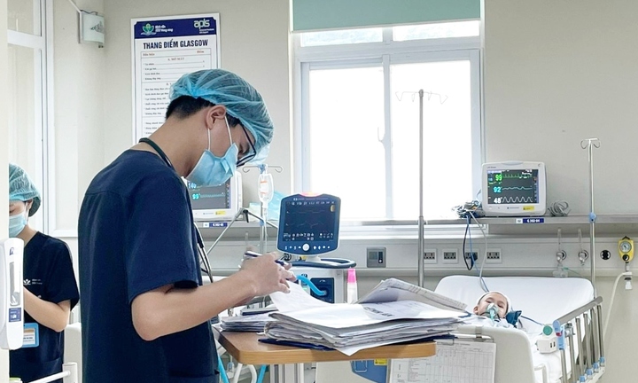 Nỗi tủi hổ sau tấm áo blouse trắng, làm bác sĩ nhưng lương không đủ nuôi ba mẹ