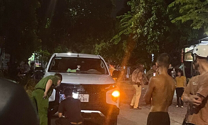 Bị hàng xóm lùi ô tô tông trúng, bé trai 17 tháng tuổi chết thương tâm