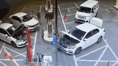 Ô tô bốc cháy dữ dội khi đổ xăng, nữ nhân viên tháo chạy