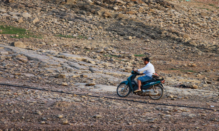 Nước cạn trơ đáy, người dân đi xe máy dưới lòng hồ Kẻ Gỗ