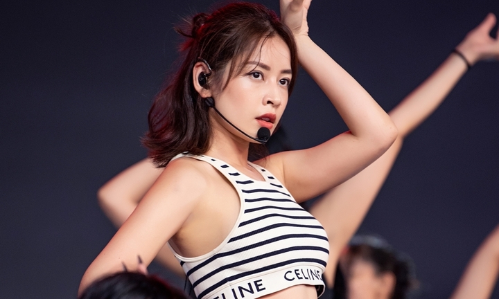 Chi Pu khoe eo thon chiếm trọn spotlight tổng duyệt Miss Grand Vietnam 2023