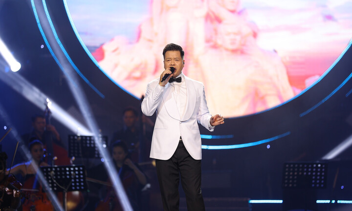 Đăng Dương rơi nước mắt trong liveshow 'Tổ quốc gọi tên mình'