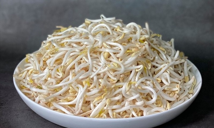 Nên ăn giá đỗ sống hay chần qua nước sôi?